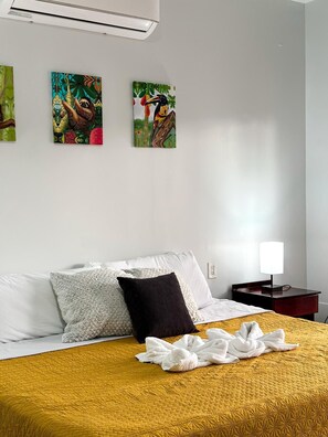 4 habitaciones, tabla de planchar con plancha, wifi y ropa de cama 