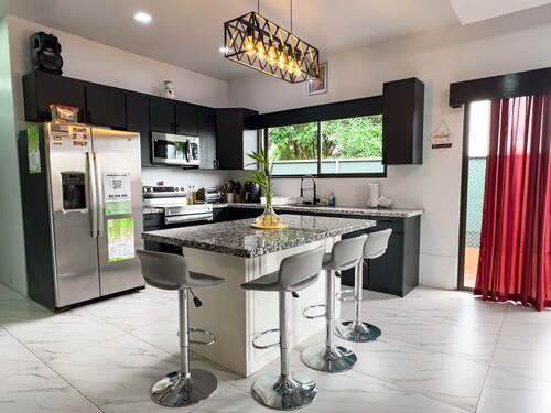 Spacious 4-bedroom house with WiFi, AC in lovely La Fortuna