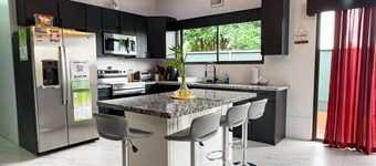 Spacious 4-bedroom house with WiFi, AC in lovely La Fortuna