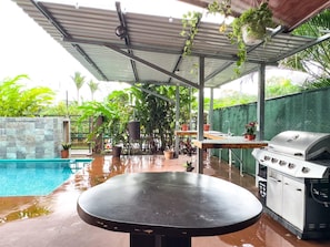 Outdoor dining - Spacious 4-bedroom house with WiFi, AC in lovely La Fortuna (Alajuela)