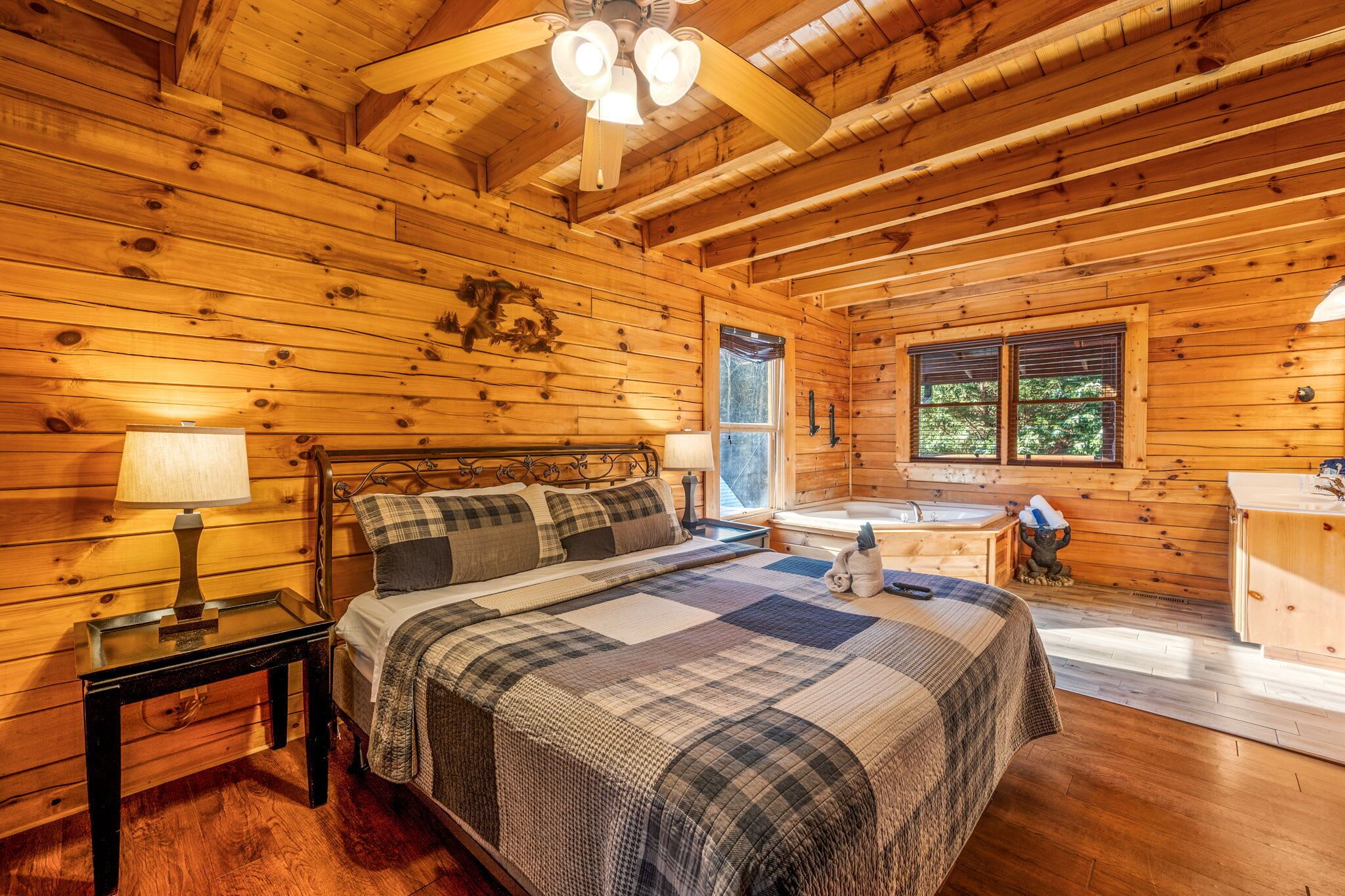 Minutes From Parkway - Cozy 4 Bedroom Cabin - Pigeon Forge, TN