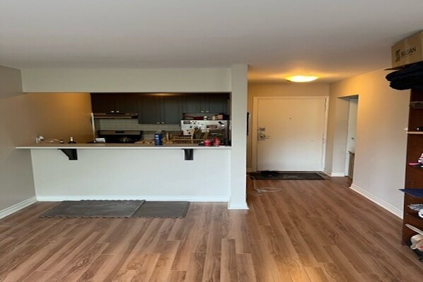 Interior - 1 Bedroom apartment in residential area in Montreal. 5min walk to shopping mall. (Côte Saint-Luc)