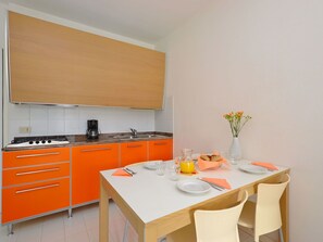Microwave, high chair, dining tables - Nice apartment for 4 people with pool, WIFI, A/C, TV, balcony and pets allowed (Lignano Sabbiadoro)
