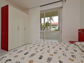 1 bedroom, travel crib, free WiFi, bed sheets