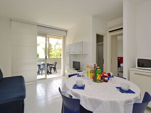 Interior - Nice apartment for 4 people with pool, WIFI, A/C, TV, balcony and pets allowed (Lignano Sabbiadoro)
