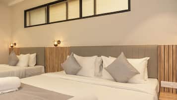 Habitación cuádruple superior | Escritorio y espacio para trabajar con laptop