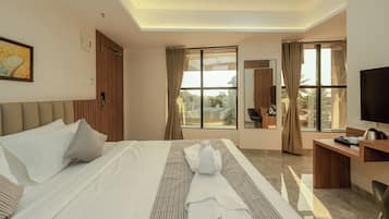 Deluxe Room | Desk, laptop workspace, iron/ironing board, rollaway beds
