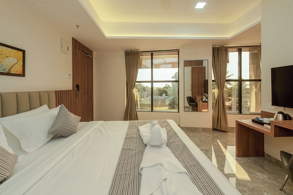 Deluxe Room | Desk, laptop workspace, iron/ironing board, rollaway beds