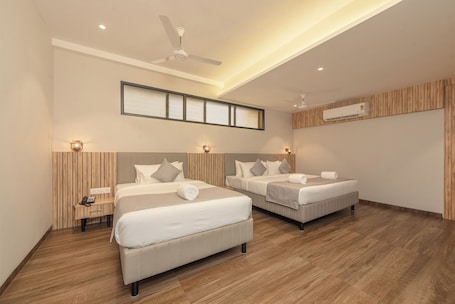 Escritorio y espacio para trabajar con laptop