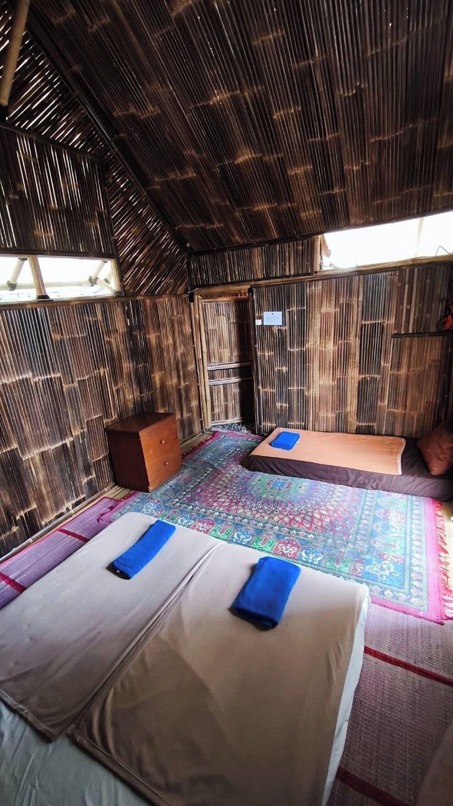 Tent | Een bureau, verduisterende gordijnen, gratis wifi, beddengoed