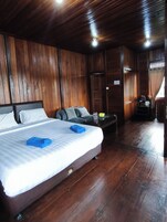 Villa, 1 Bedroom | Desk, blackout drapes, free WiFi, bed sheets