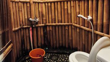 Tenda de campanya | Bany | Dutxa, capçal de dutxa tipus cascada i articles de tocador gratuïts