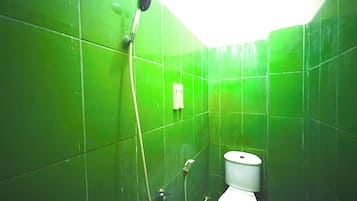 Chambre Double Standard | Salle de bain | Douche, douche à « effet pluie », articles de toilette gratuits