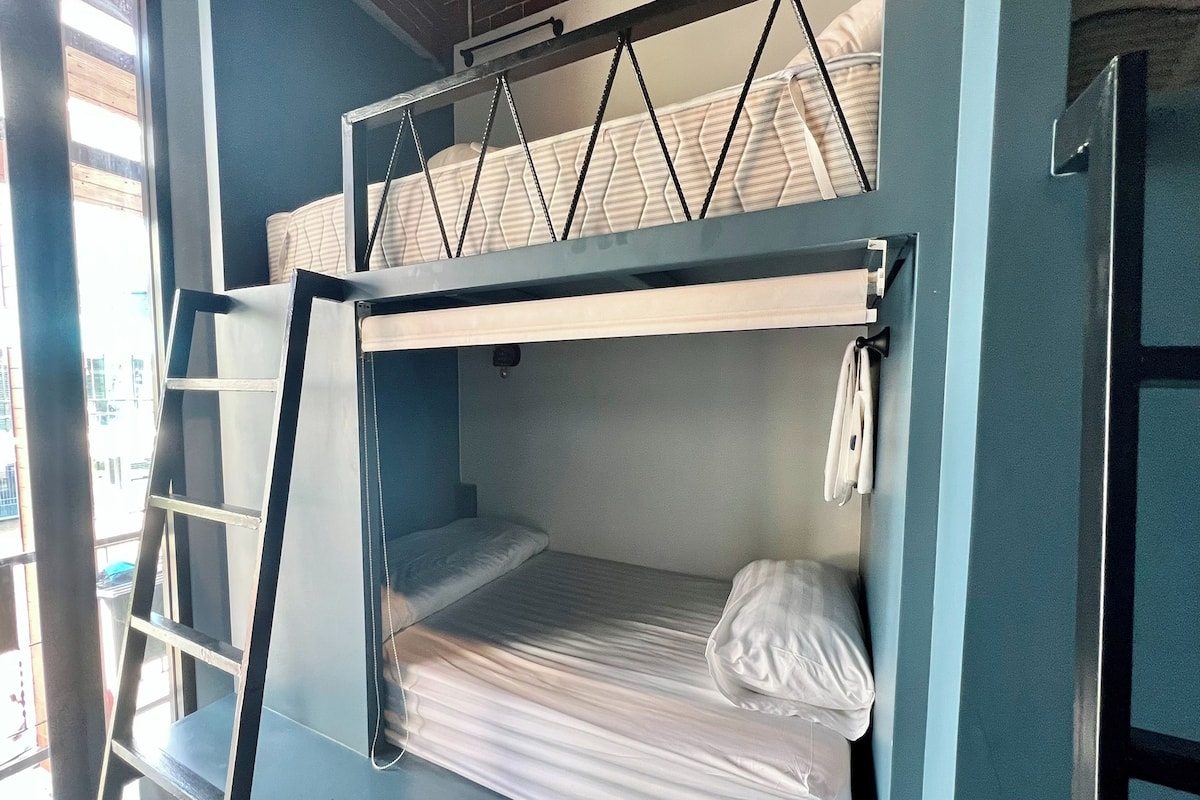 Shared Dormitory | Free WiFi, bed sheets
