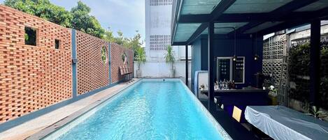 من حمّامات السباحة المغطاة