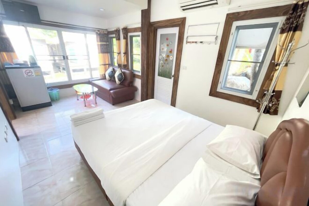 WiFi (free), bed sheets