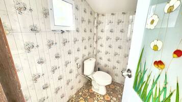 Family Room | Bathroom | Shower, rainfall showerhead, free toiletries, towels