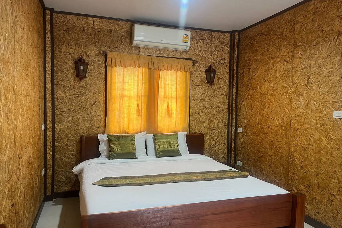 Escritorio y ropa de cama