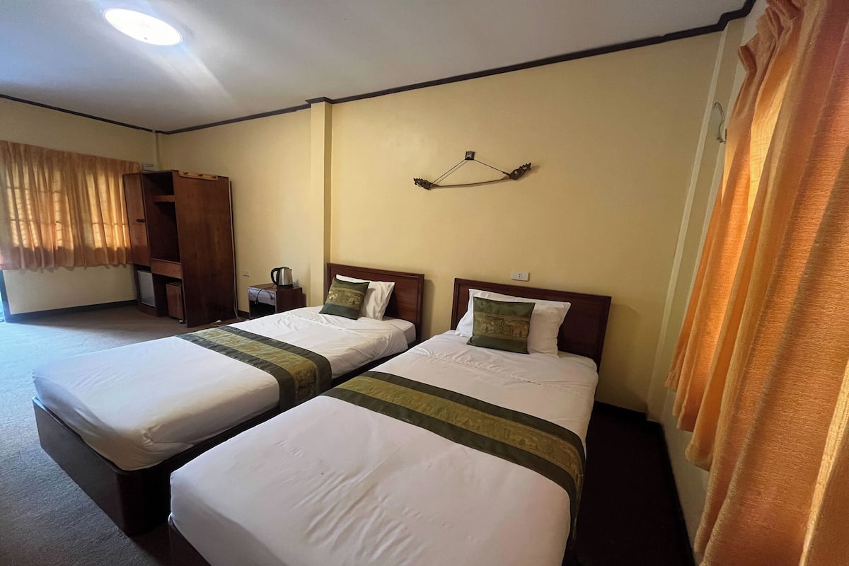 Cabaña estándar | Escritorio, camas supletorias, ropa de cama