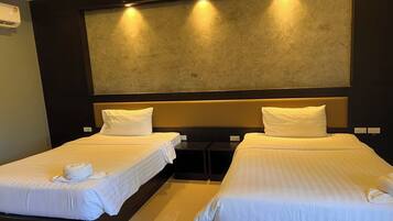 Standard Twin Room | Minibar, desk, free WiFi, bed sheets
