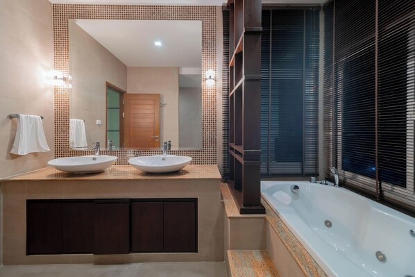 A modern bathroom with two sinks, a large mirror, and a bathtub. - Villa Nirvana, Hua Hin (Cha-am)