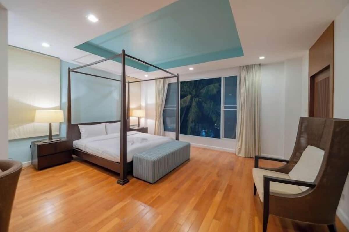 Desk, WiFi (free), bed sheets