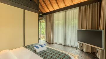 Blackout curtains, soundproofing, iron/ironing board, free WiFi