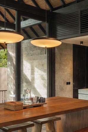 Full-size fridge, microwave, oven, stovetop - Rumah Lituhayu (Tabanan)