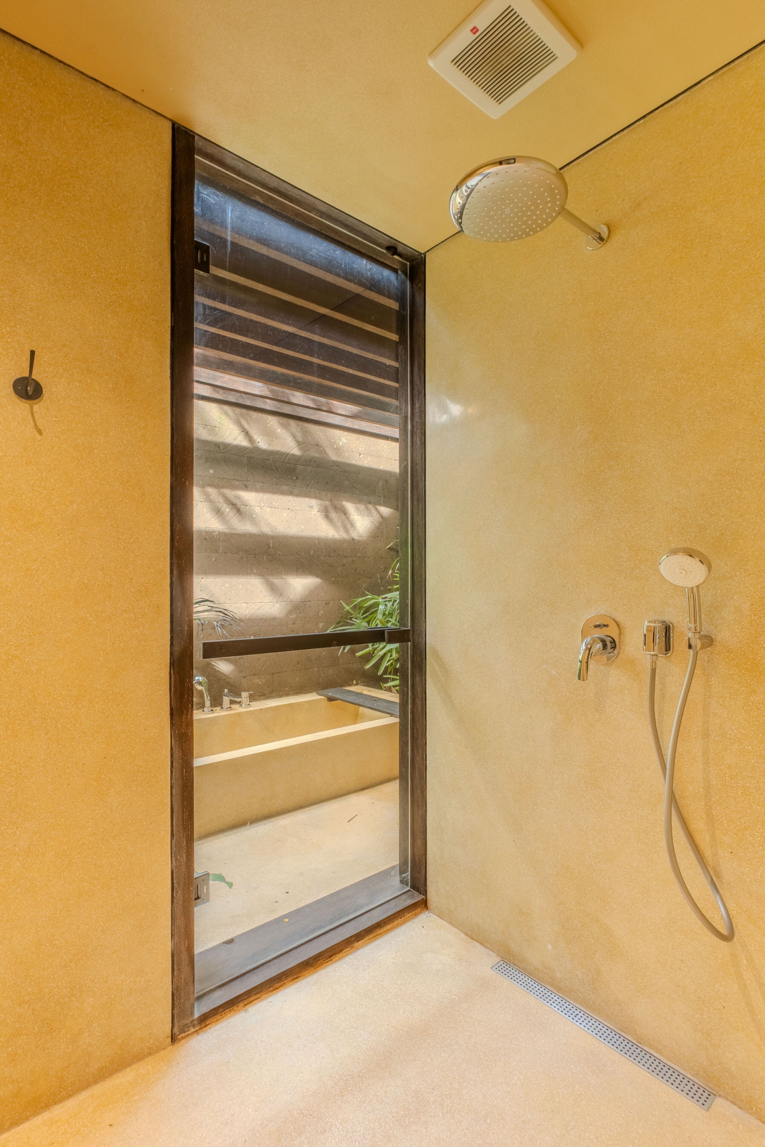 Ein Badezimmer mit Dusche, Toilette und Waschbecken.