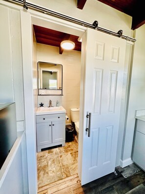 Håndklær, såpe og toalettpapir