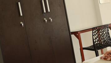 Family Room | Soundproofing, free WiFi