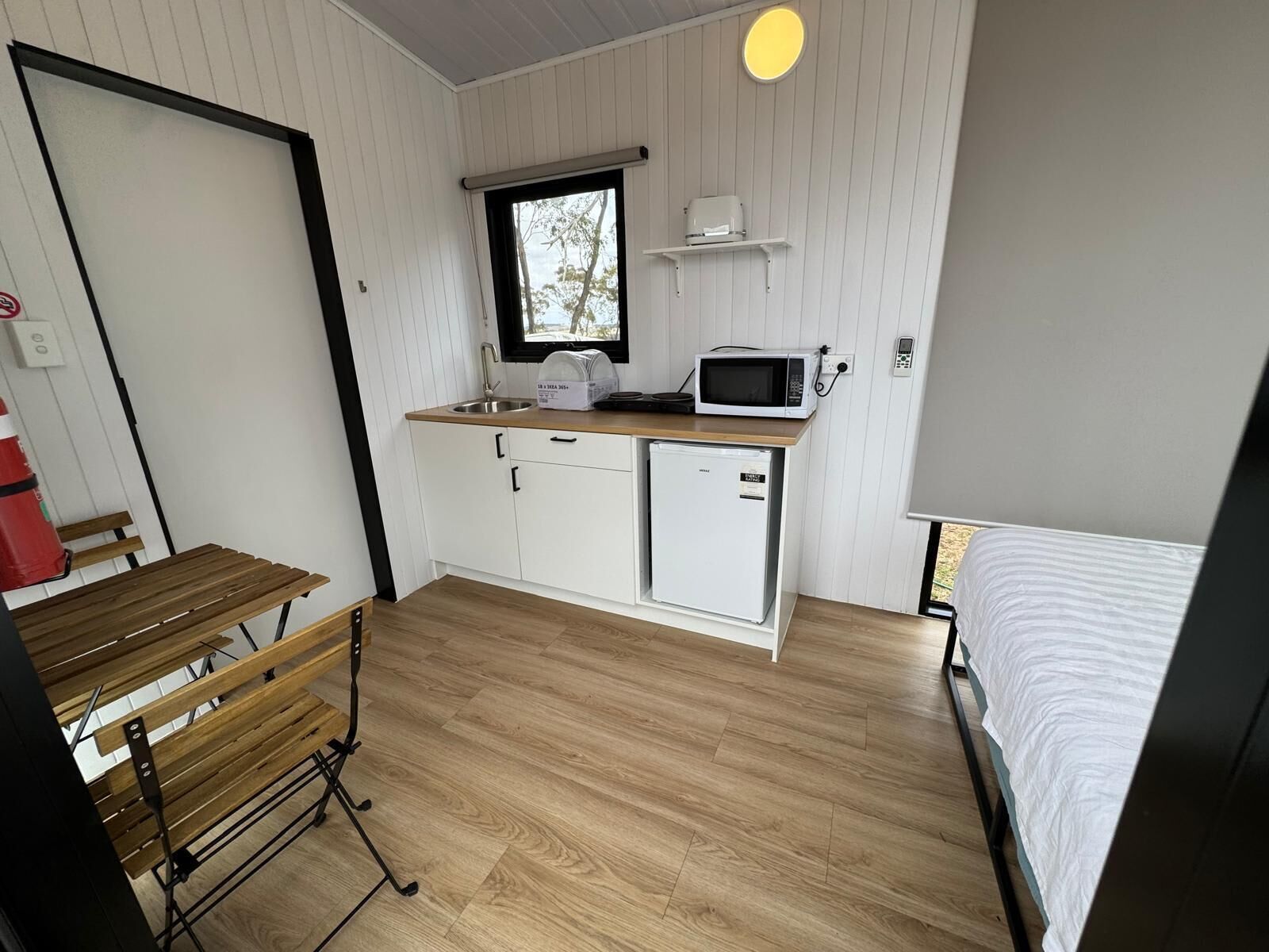 1 bedroom, bed sheets