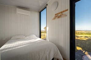 1 bedroom, bed sheets