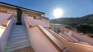 A staircase leading to a building with a clear view of the surrounding landscape. - Cala Rossa 40 Pool & Relax (Rio dell'Elba)