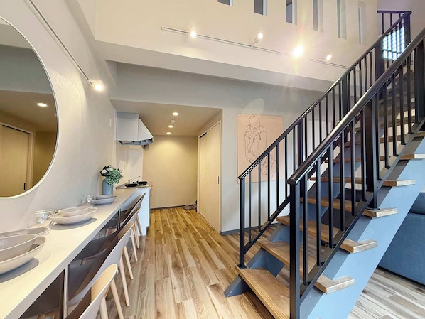 Ein modernes Interieur mit Küche, Treppe und Flur.