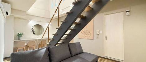 Una televisión, una oficina