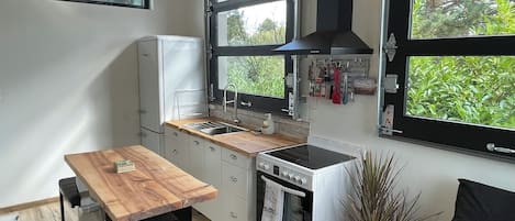Frigorifero, forno, piano cottura, macchina per tè/caffè