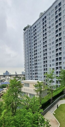 Cozy 1-bedroom condo with AC and fitness room in charming Bangkok