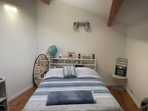 3 habitaciones, escritorio, tabla de planchar con plancha y wifi