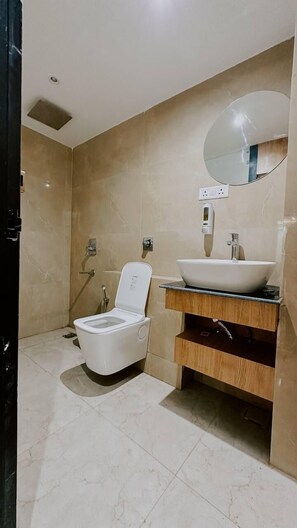 Ein modernes Badezimmer mit Toilette, Waschbecken und Spiegel.