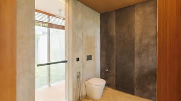 Familie villa, balkon, uitzicht op zwembad | Badkamer | Een regendouche, gratis toiletartikelen, een haardroger, handdoeken