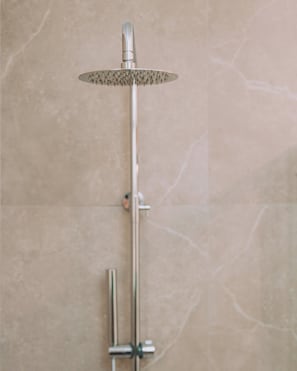 Dusche, Haartrockner, Handtücher, Seife