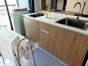 雪櫃、爐具、電熱水壺、廚房用具/餐具/器皿