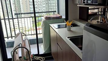 Fridge, stovetop, electric kettle, cookware/dishes/utensils