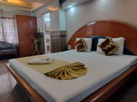 Premium Double Room | Desk, laptop workspace, free WiFi, bed sheets