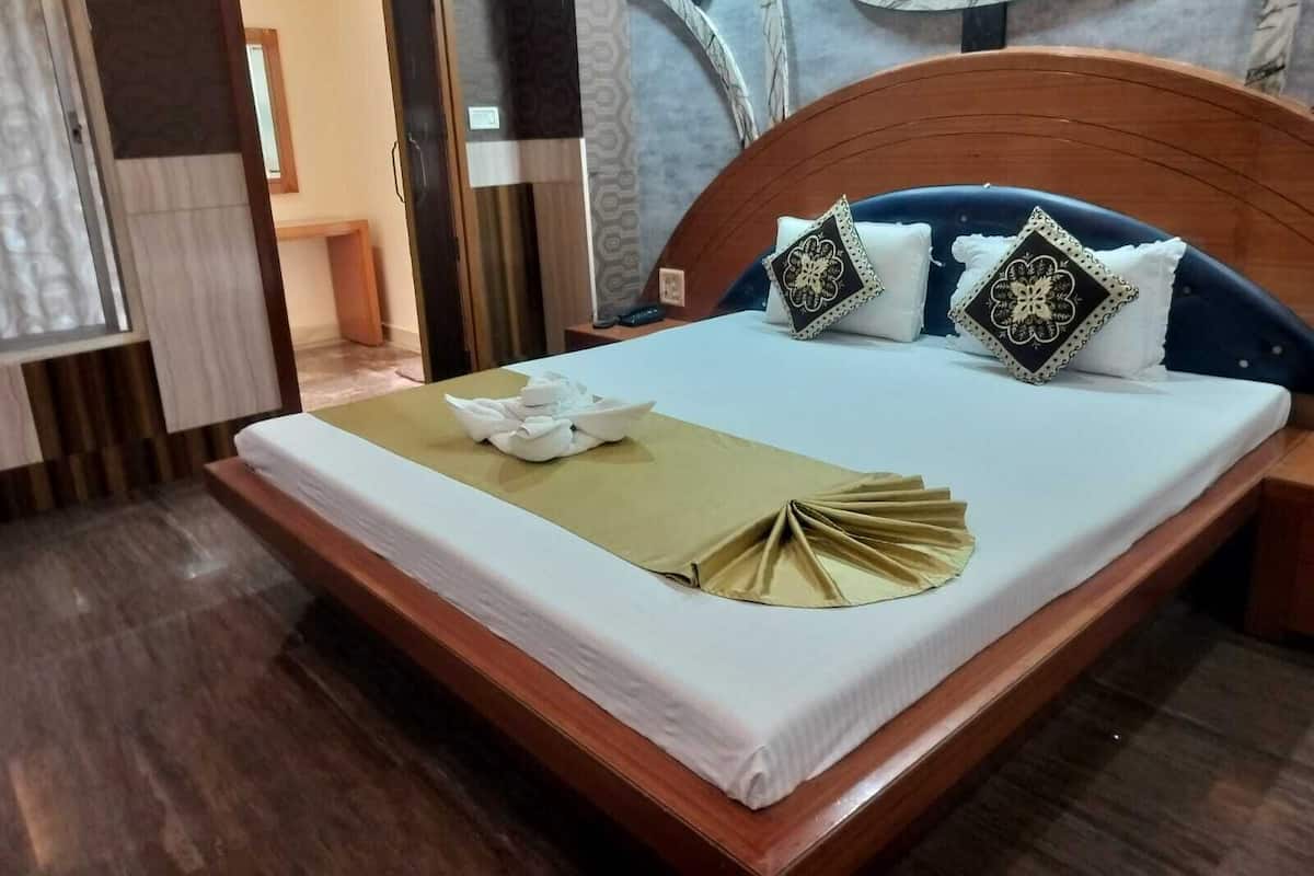 Luxury Studio Suite | Desk, laptop workspace, free WiFi, bed sheets