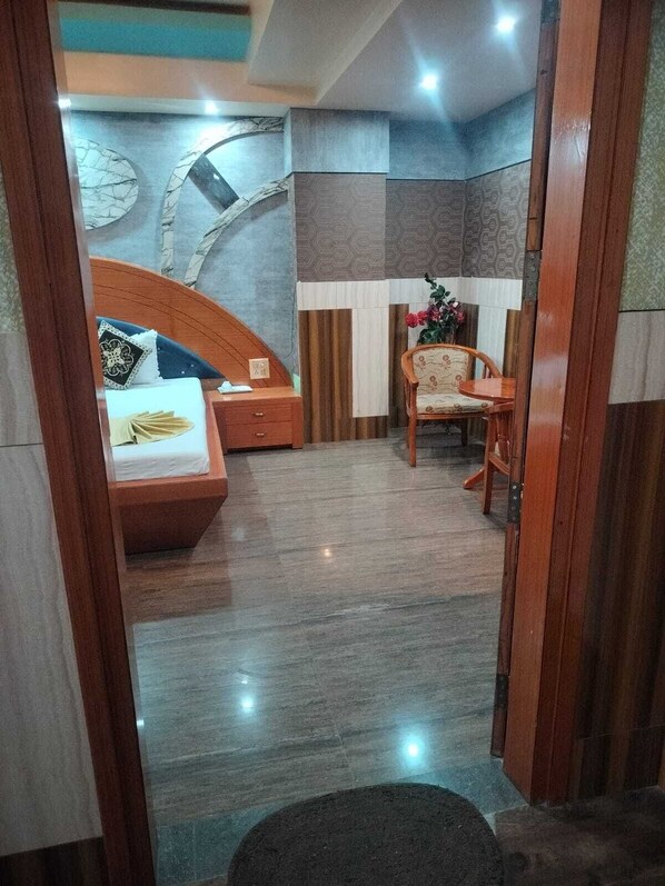 Luxury Studio Suite | Desk, laptop workspace, free WiFi, bed sheets