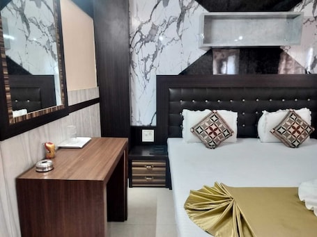 Escritorio, espacio para trabajar con laptop y wifi gratis