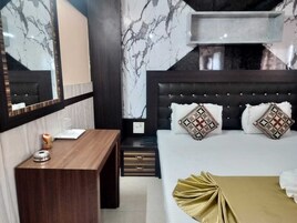 Deluxe Double Room | Desk, laptop workspace, free WiFi, bed sheets