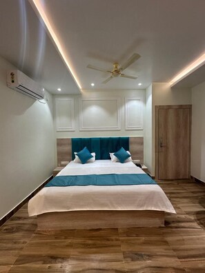 Deluxe Room | Desk, laptop workspace, free WiFi - Hotel Ballian's INN (Prayagraj)